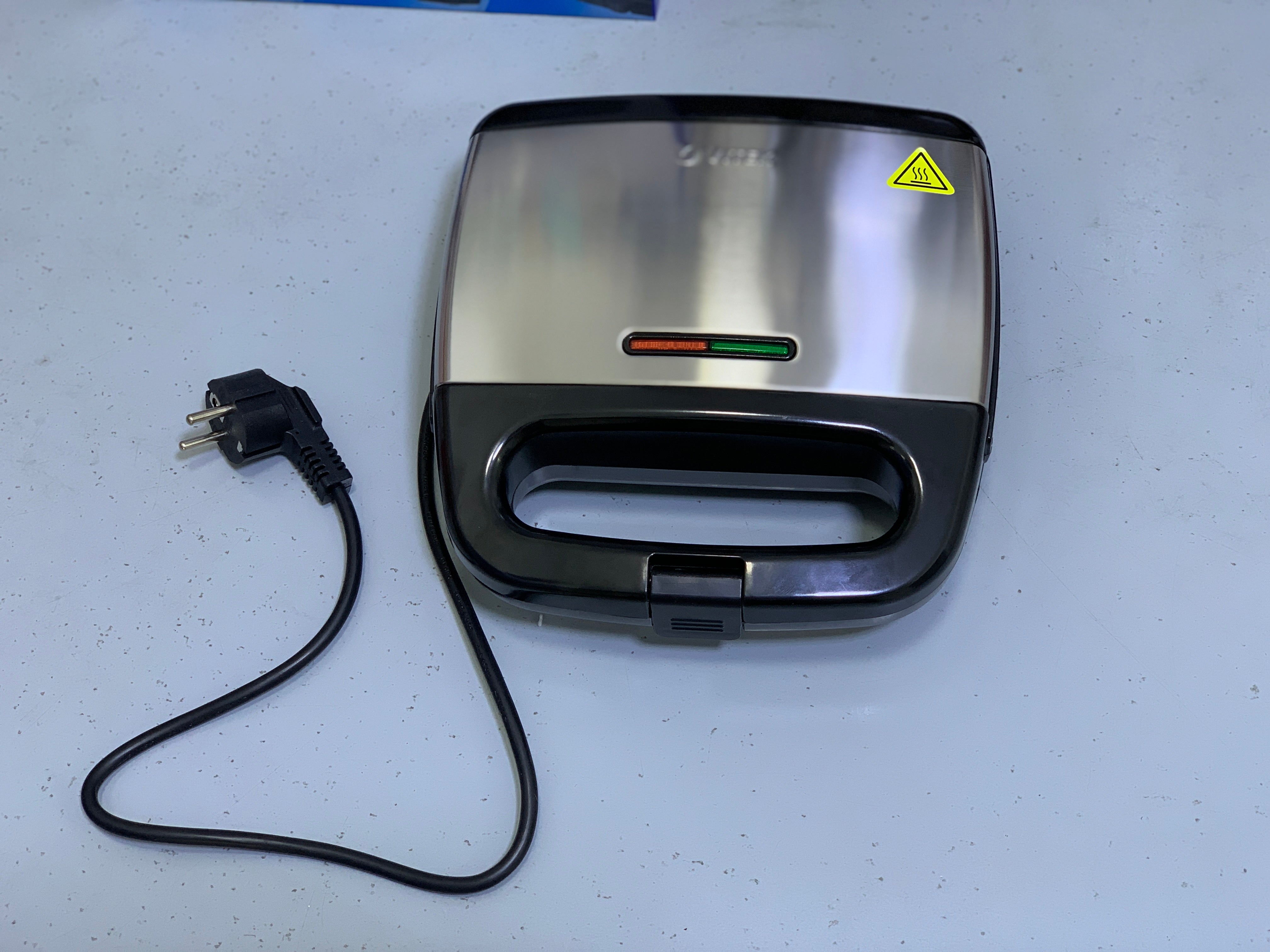 VITEK Sandwich maker 750w Cool touch Handles Model: VT-7147